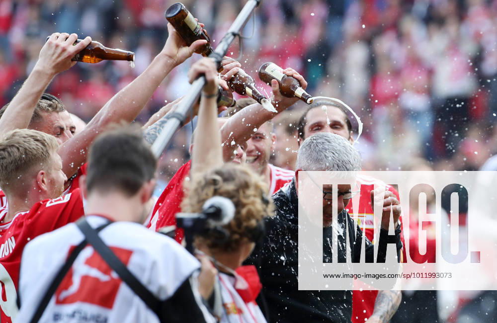 KW19 Bierdusche für Trainer Urs Fischer, Unionmannschaft feiert Teilnahme Europa League Freude Emotion Jubel nach Spielende Fußball Fussball 1.Bundesliga Herren DFL Saison 2021 2022 14.05.2022 1.FC Union Berlin FCU vs. VfL Bochum DFL regulations prohibit any use of photographs as image sequences and or quasi-video.