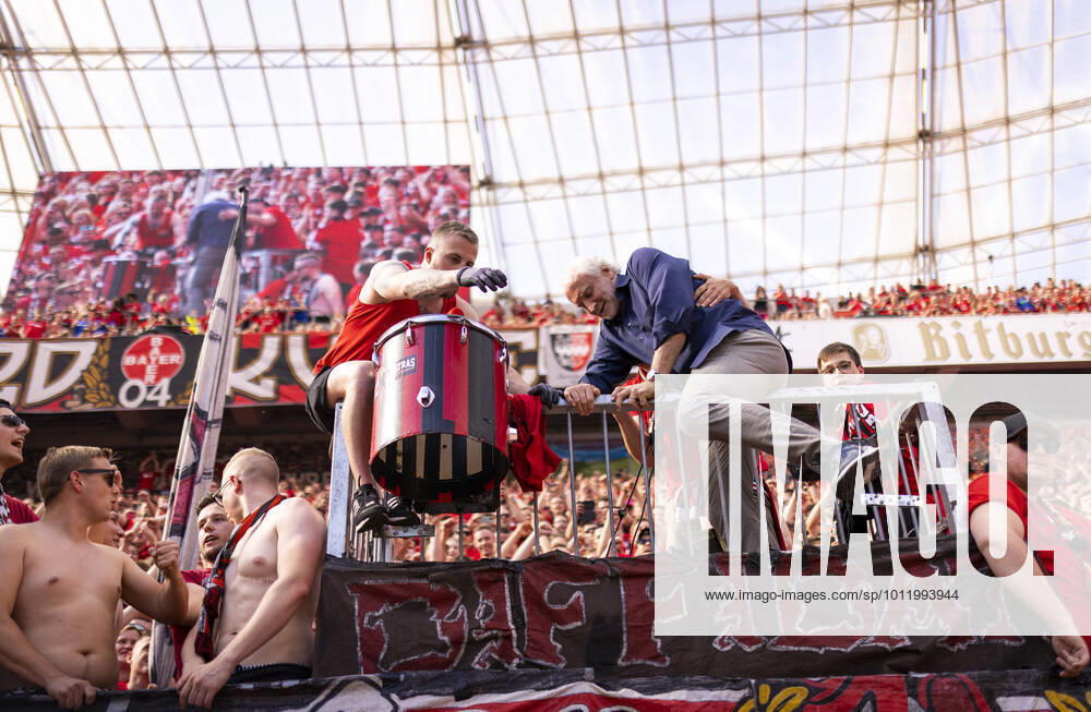 KW19 Abschied Geschäftsführer Rudi Völler (Leverkusen) klettert in den Fanblock Bayer Leverkusen - SC Freiburg 14.05.2022, Fussball; Saison 2021 22 Foto: Moritz Müller