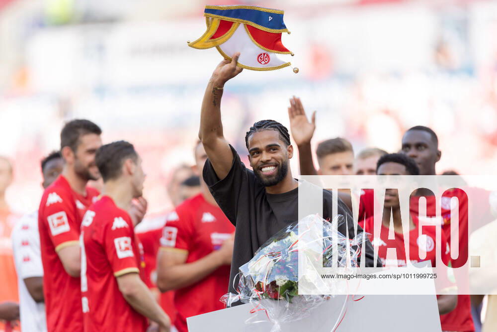 KW19 1. FSV Mainz 05 - Eintracht Frankfurt, 1. FBL Verabschiedung von Jeremiah St. Juste (FSV Mainz 05, 4). Bundesligaspiel zwischen dem 1. FSV Mainz 05 und Eintracht Frankfurt am 14. Mai 2022 in der Mewa Arena in Mainz. Nach Vorgaben der DFL, Deutsche Fußball Liga, ist es untersagt, in dem Stadion und oder vom Spiel angefertigte Fotoaufnahmen in Form von Sequenzbildern und oder videoähnlichen Fotostrecken zu verwerten bzw. verwerten zu lassen., Mainz Rheinland-Pfalz Deutschland Mewa Arena