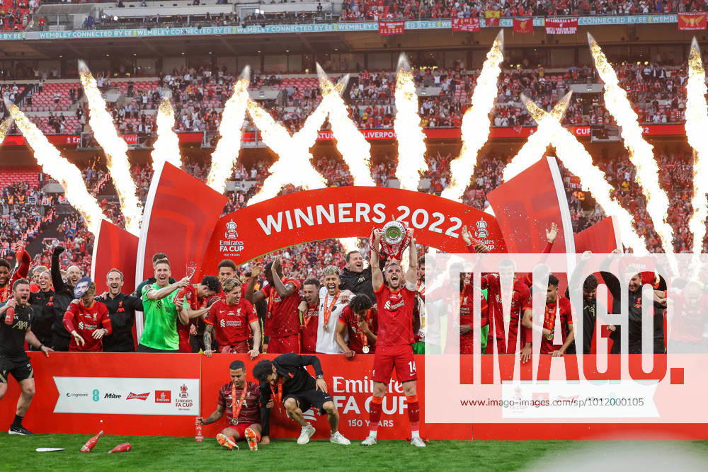 KW19 Chelsea v Liverpool FA Cup Final 14 05 2022. Liverpool players celebrates at full time winning the cup during the FA Cup Final match between Chelsea and Liverpool at Wembley Stadium, London, England on 14 May 2022. Editorial use only DataCo restrictions apply See www.football-dataco.com ,
