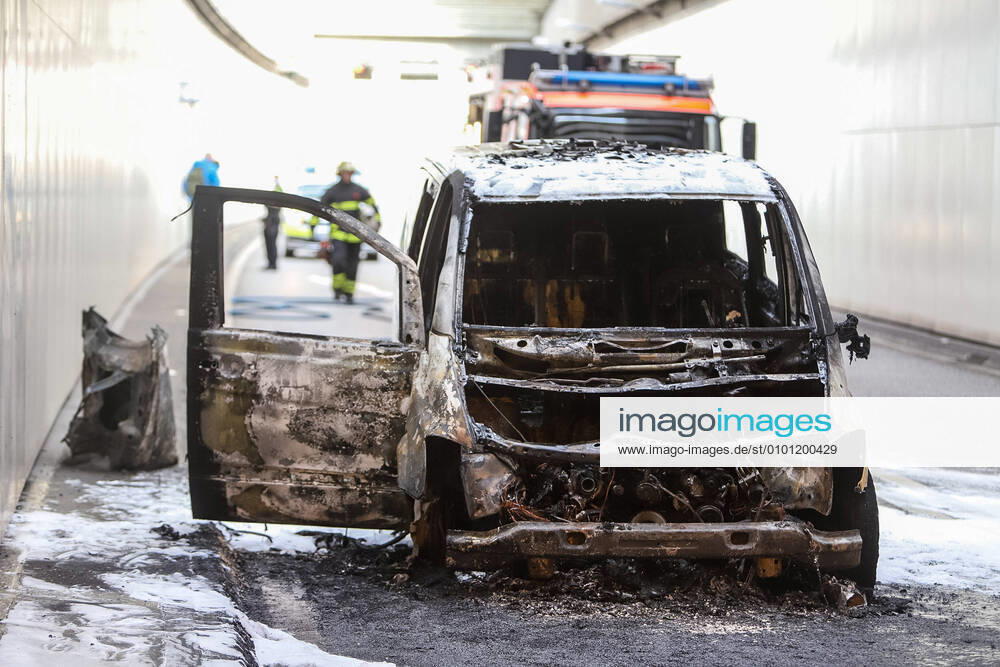 Feuer im Elbtunnel - Kleintransporter brennt im Elbtunnel 26.05.20 - Hamburg: Feuer im Elbtunnel. Großalarm für die Feuerwehr am Dienstagabend im Hamburger Elbtunnel. Ein PKW-Brand sorgt für ein Verkehrschaos im Hamburger Süden. Stau bis nach Heimfeld. Gegen 18:20 Uhr meldet die Tunnelleitzentrale des Elbtunnels ein Feuer in der Einfahrt zu einer Tunnelröhre. Sofort werden alle Tunnelröhren für die Durchfahrt gesperrt und Großalarm für die Feuerwehr ausgelöst. Als die Spezialisten der Elbtunnelfeuerwache vor Ort eintreffen steht ein tschechischer Kleintransporter in Flammen. Die Feuerwehrkräfte beginnen von zwei Seiten mit der Brandbekämpfung und versuchen den schaden in dem weißen Kleintransporter so gering wie möglich zu ha
