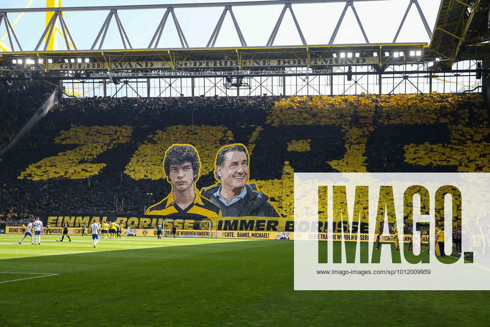 KW19 Fußball 1. Bundesliga 34. Spieltag - Borussia Dortmund - Hertha BSC Berlin am 14.05.2022 im Signal Iduna Park in Dortmund Die Borussia Dortmund Fans präsentieren auf der Südtribüne Suedtribuene eine Michael Susi Zorc Abschieds Choreographie