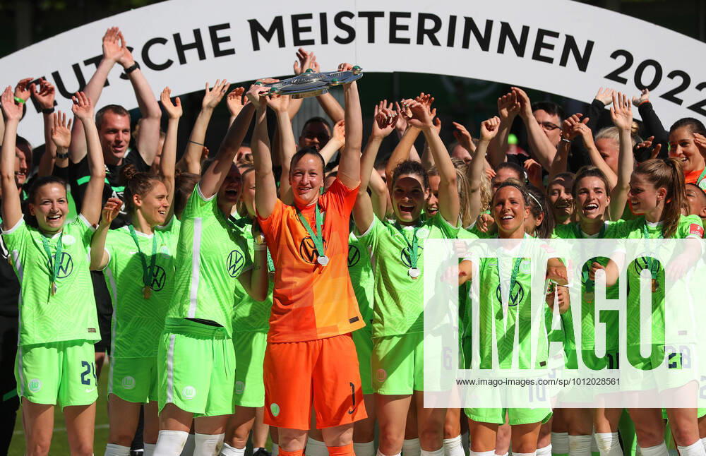 KW19 VfL vs. Leverkusen, BL Frauen Wolfsburg, 15.05.2022, FUßBALL - VfL Wolfsburg vs. Bayer 04 Leverkusen, Flyeralarm Frauen-Bundesliga, Saison 2021 22. VfL Wolfsburg Frauen sind Deutscher Fußballmeister 2022, jubel mit der Meisterschale 2022 Wolfsburg