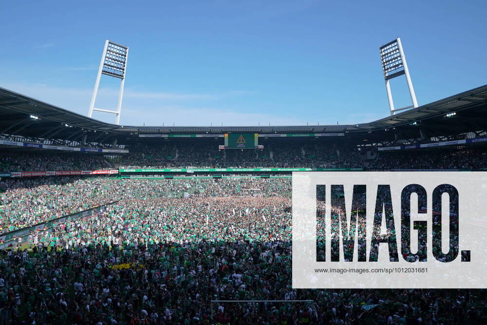KW19 GER, 2. FBL, SV Werder Bremen vs SSV Jahn Regensburg 15.05.2022, wohninvest Weserstadion, Bremen, GER, 2. FBL, SV Werder Bremen vs SSV Jahn Regensburg im Bild picture shows Spielende. Endstand 2:0 Platzsturm im Weserstadion; SV Werder Bremen steigt wieder in die 1. Bundesliga auf