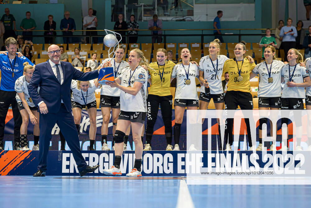 KW19 Viborg, Daenemark 14. Mai 2022: Handball EHF EL Final 4 - 21 22 - Finale - Viborg HK vs. SG BBM Bietigheim Danick Snelder (Bietigheim) erhält den Pokal Viborg Vibocold Arena Daenemark