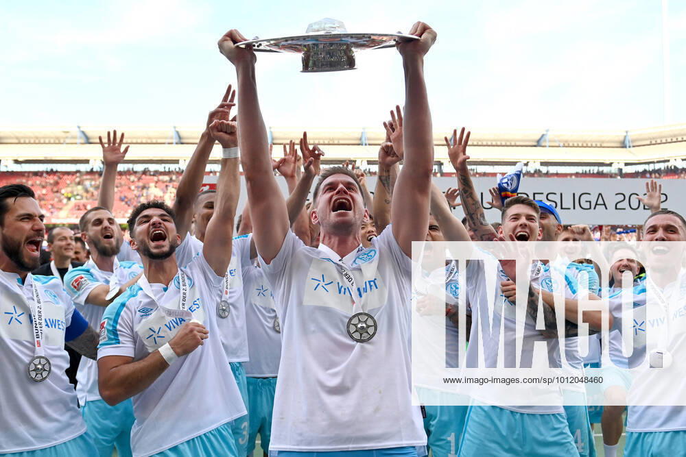KW19 Simon TERODDE (FC Schalke 04) mit Schale,Meisterschale,Cup,Trophaee. Teamfoto,Team,Mannschaft,Mannschaftsfoto, Siegerehrung,Jubel,Freude,Begeisterung, Fussball 2. Bundesliga Saison 2021 2022, 34.Spieltag, Spieltag34. 1.FC Nuernberg - FC Schalke 04 1-2, am 15.05.2022 , MAX MORLOCK STADION.