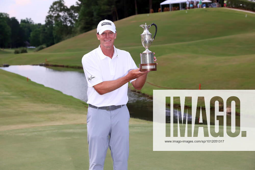 KW19 BIRMINGHAM, AL - MAY 15: Steve Stricker holds the trophy after winning the final round of the PGA, Golf Herren Champions Tour Regions Tradition on May 15, 2022 at Greystone Golf and Country Club in Birmingham, Alabama. (Photo by Michael Wade Icon Sportswire) GOLF: MAY 15 PGA Tour Champions - Regions Tradition Icon22051510