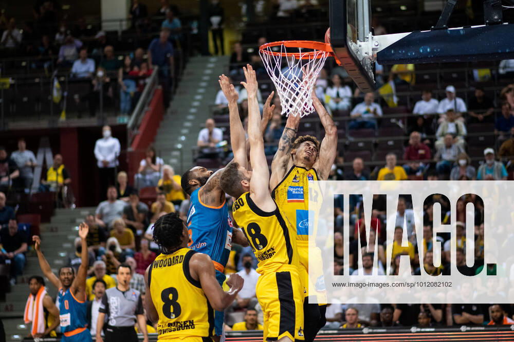 KW20 Jonas Wohlfarth-Bottermann (MHP Riesen Ludwigsburg), Jonah Radebaugh (MHP Riesen Ludwigsburg) am Korb, GER, MHP Riesen Ludwigsburg vs. Ratiopharm Ulm, easycredit Basketball Bundesliga, Playoff Viertelfinale Spiel 2, 17.05.2022, Spielzeit 2021 2022 GER, MHP Riesen Ludwigsburg vs. Ratiopharm Ulm, easycredit Basketball Bundesliga, Playoff Viertelfinale Spiel 2, 17.05.2022, Spielzeit 2021 2022