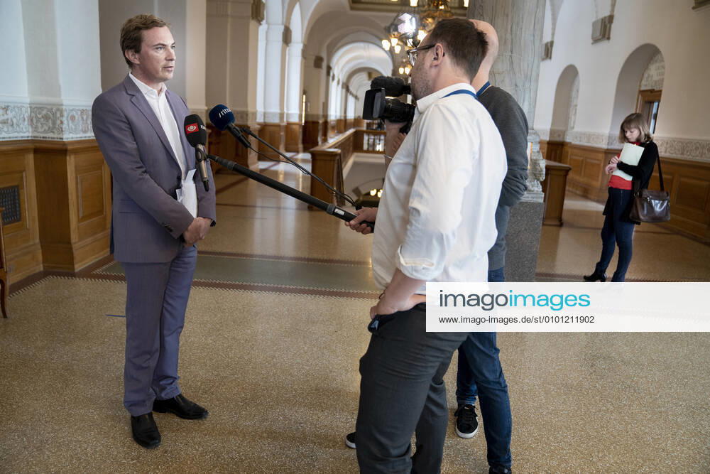 Kulturminister Joy Mogensen (S) er kaldt i aabent samraad om udbuddet af en ny digital public service-radiokanal paa Christiansborg, onsdag den 27. maj 2020. Ministeren skal blandt andet svare paa hvilke droeftelser om udbudsprocessen, der har vaeret internt i ministeriet og internt i regeringen, foer og efter udbuddet blev afgjort. Dansk Folkepartis Morten Messerschmidt ankommer til samraadet. , Copenhagen Denmark