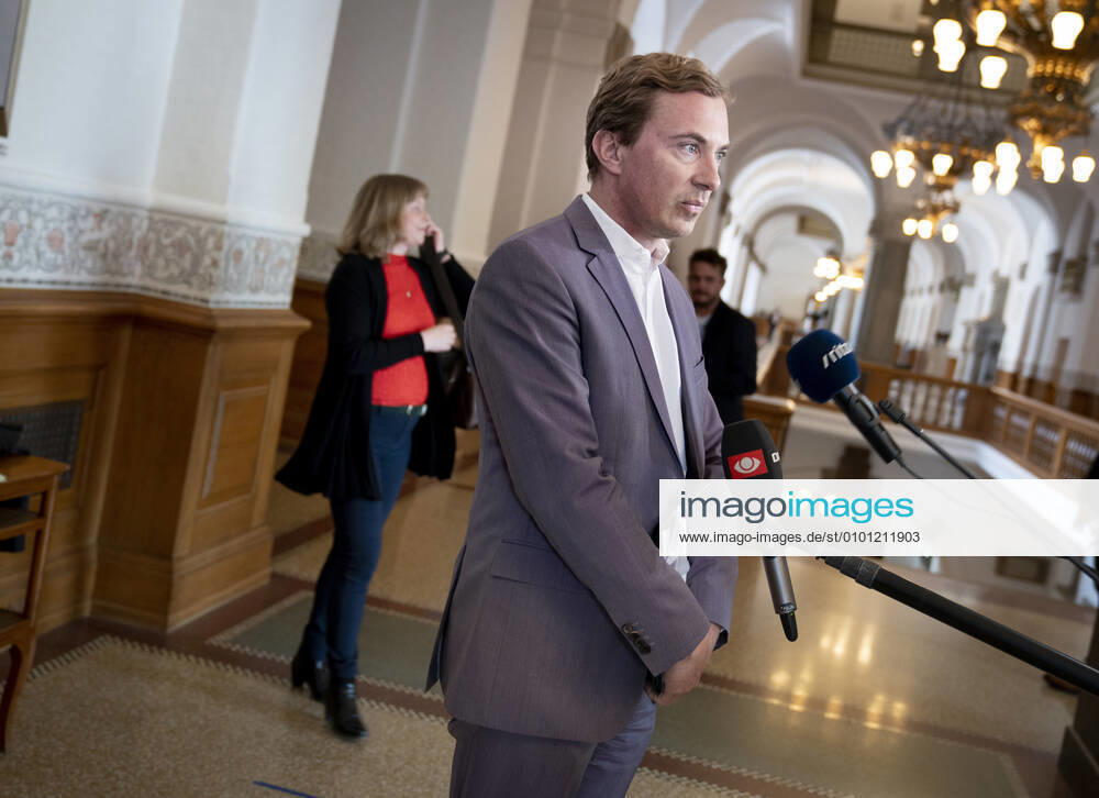 Kulturminister Joy Mogensen (S) er kaldt i aabent samraad om udbuddet af en ny digital public service-radiokanal paa Christiansborg, onsdag den 27. maj 2020. Ministeren skal blandt andet svare paa hvilke droeftelser om udbudsprocessen, der har vaeret internt i ministeriet og internt i regeringen, foer og efter udbuddet blev afgjort. Dansk Folkepartis Morten Messerschmidt ankommer til samraadet. , Copenhagen Denmark