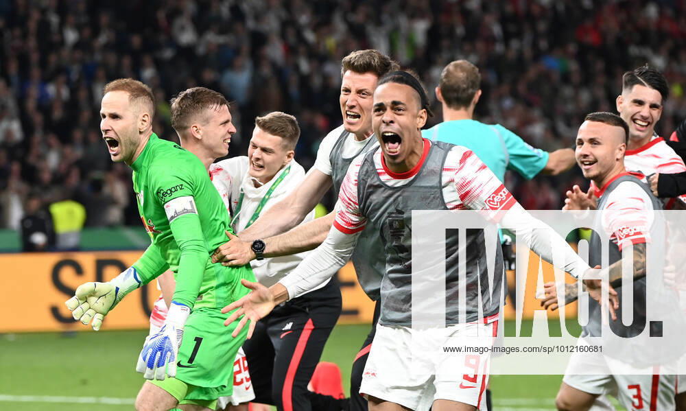 Fussball, Herren, Saison 2021 2022, 79. Finale um den DFB-Pokal in Berlin, SC Freiburg - RB Leipzig, v. l. Torhüter Peter Gulacsi (RB Leipzig), Yussuf Poulsen (RB Leipzig), Angelino (RB Leipzig), Jubel nach Abpfiff, 21.05. 2022,