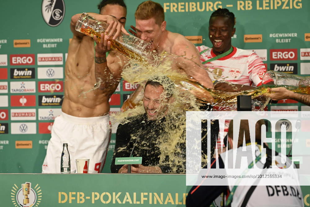 KW20 Bierdusche fuer Trainer Coach Domenico Tedesco RasenBallsport Leipzig RBL waehrend der Pressekonferenz PK unter Fuehrung von Yussuf Poulsen (09) RasenBallsport Leipzig RBL 79. DFB Pokalfinale SC Freiburg SCF vs RB Leipzig RBL Olympiastadion Berlin 21.05.2022 DFL REGULATIONS PROHIBIT ANY USE OF PHOTOGRAPHS AS IMAGE SEQUENCES AND OR QUASI-VIDEO 79. DFB Pokalfinale SC Freiburg SCF vs RB Leipzig RBL