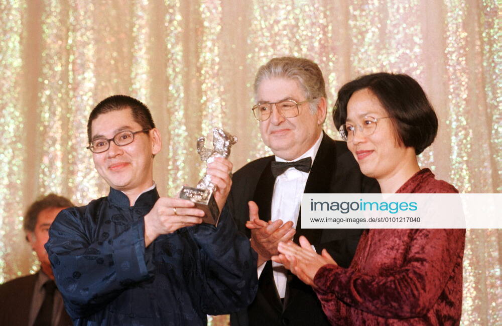 1 Filmfest 97: Bärenverleihung; Silberner Bär für Tsai Ming-liang, Regisseur von ¡He Liu, Der Flussà Berlinale 1997, Mitte: Moritz de Hadeln, Berlinale Festivalleiter, und Regisseurin Ning Ying, Jurymitglied aus der Volksrepublik China;