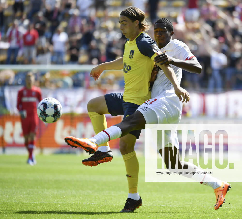 Union s Deniz Undav and Antwerp s William Pacho Tenorio fight for the ball during a soccer match between Royale Union Saint-Gilloise and Royal Antwerp FC, Sunday 22 May 2022 in Brussels, on the sixth and last day of the Champions play-offs of the 2021-2022 Jupiler Pro League first division of the Belgian championship. JOHNxTHYS x35382980x