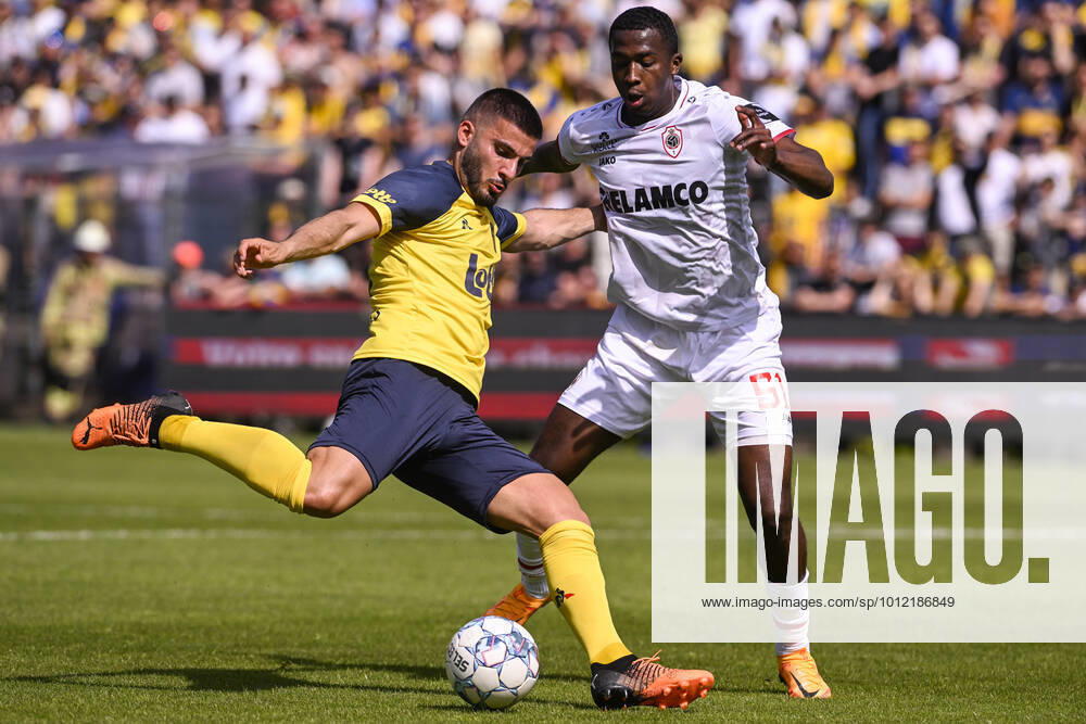 Union s Deniz Undav and Antwerp s William Pacho Tenorio fight for the ball during a soccer match between Royale Union Saint-Gilloise and Royal Antwerp FC, Sunday 22 May 2022 in Brussels, on the sixth and last day of the Champions play-offs of the 2021-2022 Jupiler Pro League first division of the Belgian championship. LAURIExDIEFFEMBACQ x35385006x