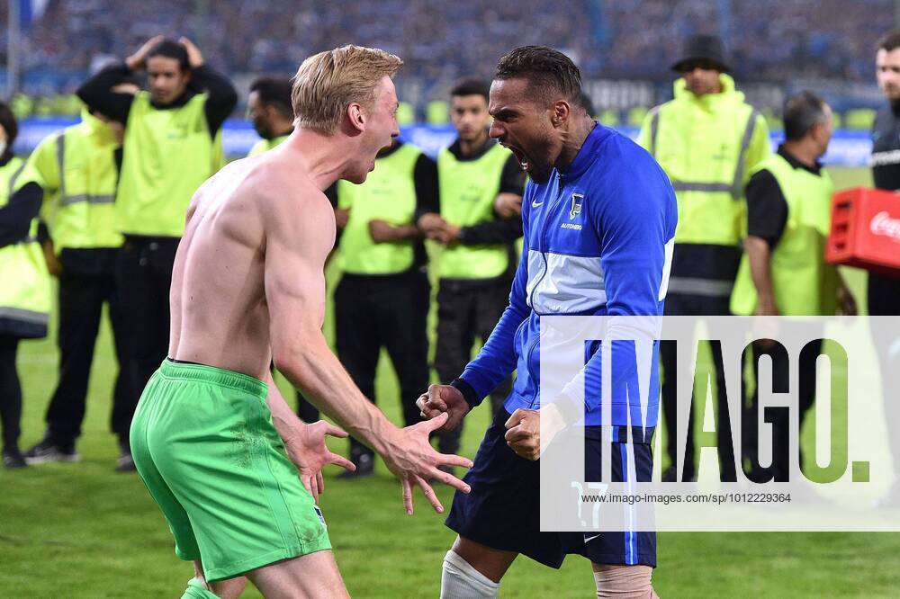 KW21 Fußball 1. Bundesliga Relegation Rückspiel Hamburger SV - Hertha BSC Berlin am 23.05.2022 im Volksparkstadion in Hamburg Oliver Christensen ( Berlin ), links - Kevin Prince Boateng ( Berlin ), rechts DFL regulations prohibit any use of photographs as image sequences and or quasi-video.