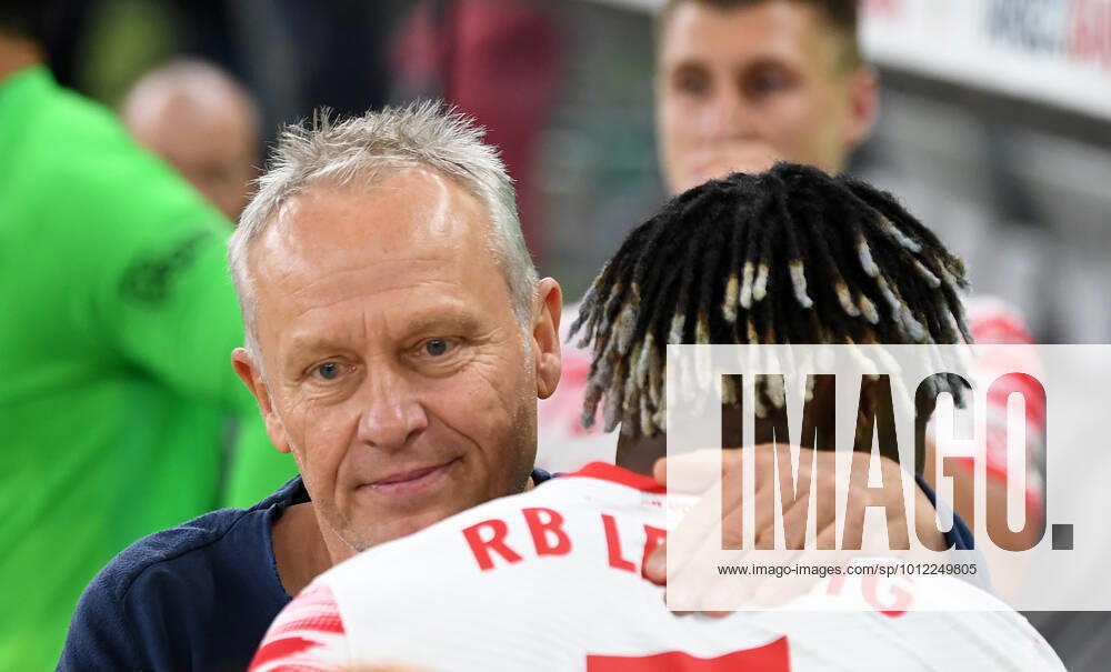 FUSSBALL DFB POKAL FINALE SAISON 2021 2022 IN BERLIN SC Freiburg - RB Leipzig 21.05.2022 Trainer Christian Streich (li, SC Freiburg) umarmt Mohamed Simakan (re, RB Leipzig)
