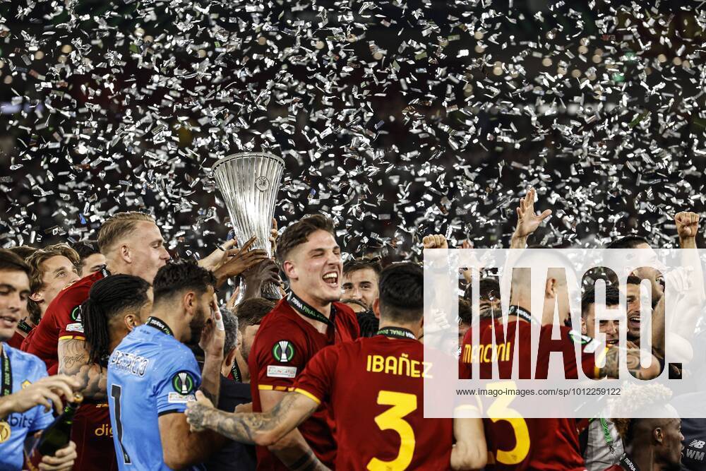 KW21 Fußball, ECL, Finale, Sieger AS Rom TIRANA - AS Roma goalkeeper Rui Patricio, Rick Karsdorp of AS Roma, Roger Ibanez of AS Roma, Bryan Cristante of AS Roma, Matias Vina of AS Roma, Chris Smalling of AS Roma, Lorenzo Pellegrini of AS Roma, Tammy Abraham of AS Roma, Carles Perez or AS Roma, Riccardo Calafiori or AS Roma, Eldor Shomurodov or AS Roma, Ainsley Maitland-Niles or AS Roma, Jordan Veretout or AS Roma, Nicolo Zaniolo or AS Roma, Gianluca Mancini or AS Roma, Marash Kumbulla or AS Roma, Sergio Oliveira or AS Roma, Leonardo Spinazzola or AS Roma, Amadou Diawara or AS Roma, Edoardo Bove or AS Roma, Ebrima Darboe or AS Roma, Filippo Missori or AS Roma, Nicola Zalewski or AS Roma, Maissa Codou Ndiaye or AS Roma, Cristian Volpato of AS Roma, AS Roma goalkeeper Pietro Boer, Felix Ohene Afena-Gyan of AS Roma, Filippo Tripi of AS Roma, AS Roma goalkeeper Davide Mastrantonio, Joel Voelkerling Persson of AS Roma, Giacomo Faticanti of AS Roma, Antonio Satriano of AS Roma , Henrikh Mkhitaryan of AS Roma, AS Roma goalkeeper Anto nio Mirante, AS Roma goalkeeper Daniel Fuzato, Stephan El Shaarawy of AS Roma, AS Roma coach Jose Mourinho with the Conference League cup, Conference League cup, Conference League trophy during the UEFA Conference League final match between AS Roma and Feyenoord at Arena Kombetare on May 25, 2022 in Tirana, Albania. ANP MAURICE VAN STEEN UEFA Europa Conference League FINAL 2021 2022 ANPxSportx IVx
