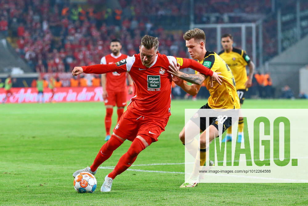 Fussball Relegation 2. Bundesliga, SG Dynamo Dresden - 1. FC Kaiserslautern, v.l. Marlon Ritter (Kaiserslautern, 7), Julius Kade (Dresden, 30) Zweikampf, Duell, Kampf, tackle Dresden