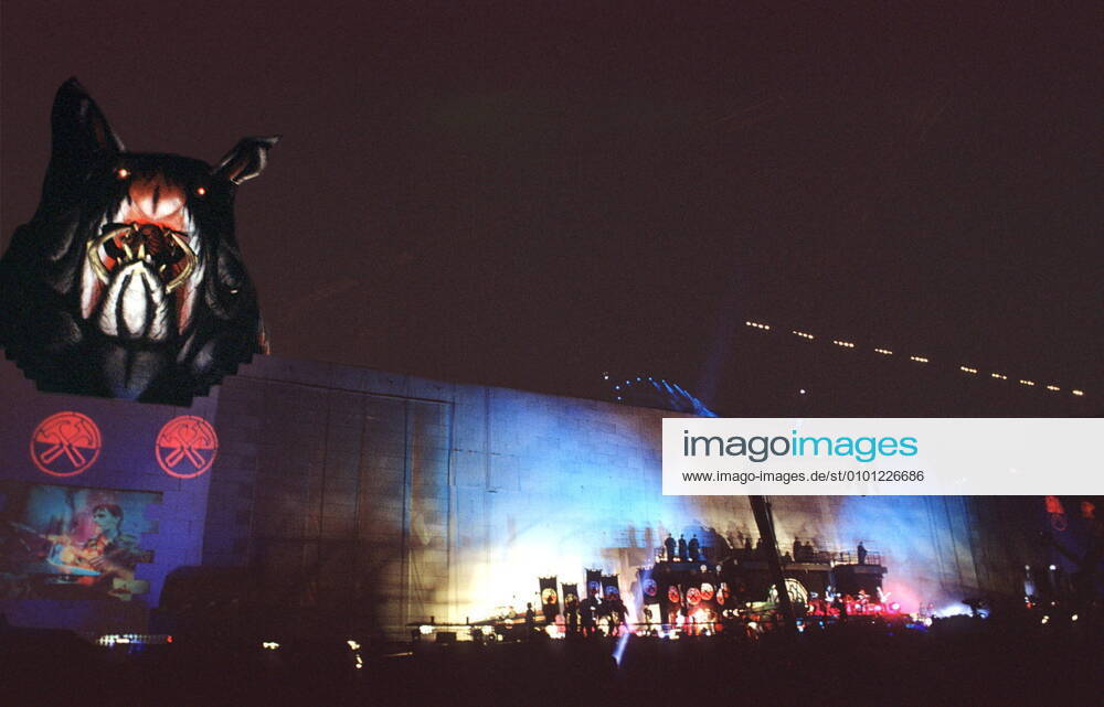 1 Roger Waters THE Wall am Potsdamer Platz: Die Mauer bricht zusammen, Roger Waters & andere Darsteller hinter der Mauer, auf der Bühne, stage, Water?s, voc, Theater, Film, auf der Bühne, Sänger, Gitarrist & Komponist, Composer, singer, director, Pig, Piggy, das Schwein, Musik, Music, culture, Kultur, konzertante Aufführung, Show, Theater, Finale, showdown, Ende, Zusammenbruch, Einsturz, ex Pink Floyd, Nutzung Honorar- & MwStpflichtig! , Show am 21.07.1990, Fotos vom Vortag und der Show am Potsdamer Platz Berlin Deutschland, Germany