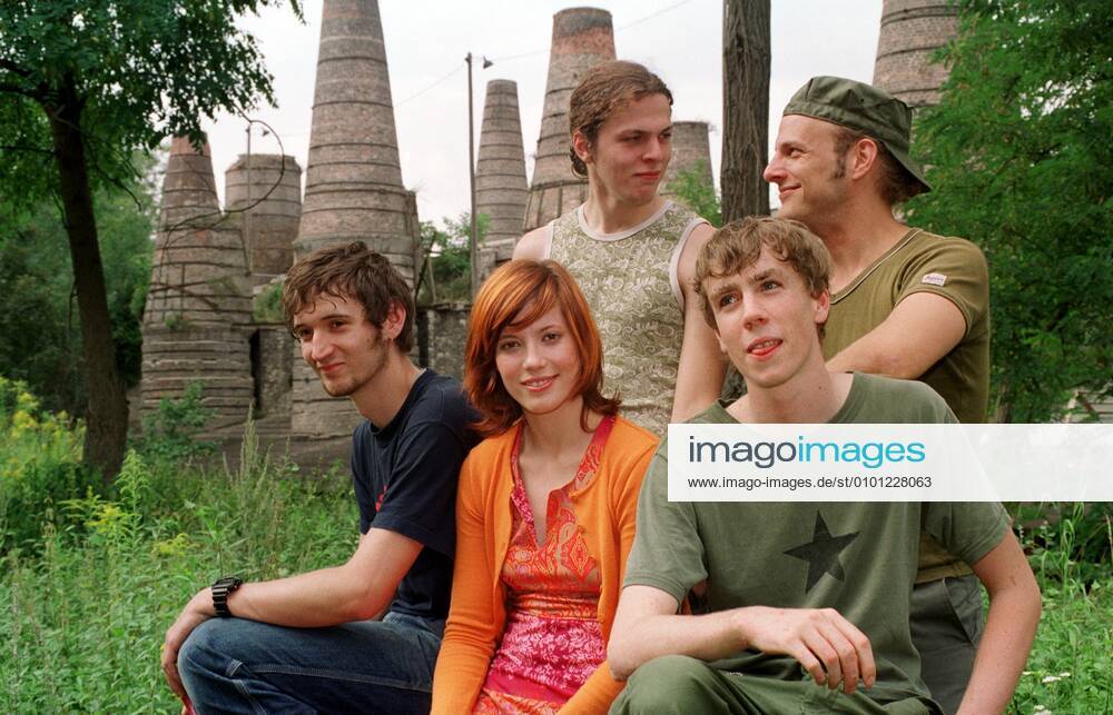 1 Portrait: Mia & Band, Sängerin Mieze aus Berlin, Berlinerin, Popsängerin, rote Haare, Mädchen, Pop, Dance, Musik, Kalköfen im Hintergrund, R±dersdorf Deutschland, Germany