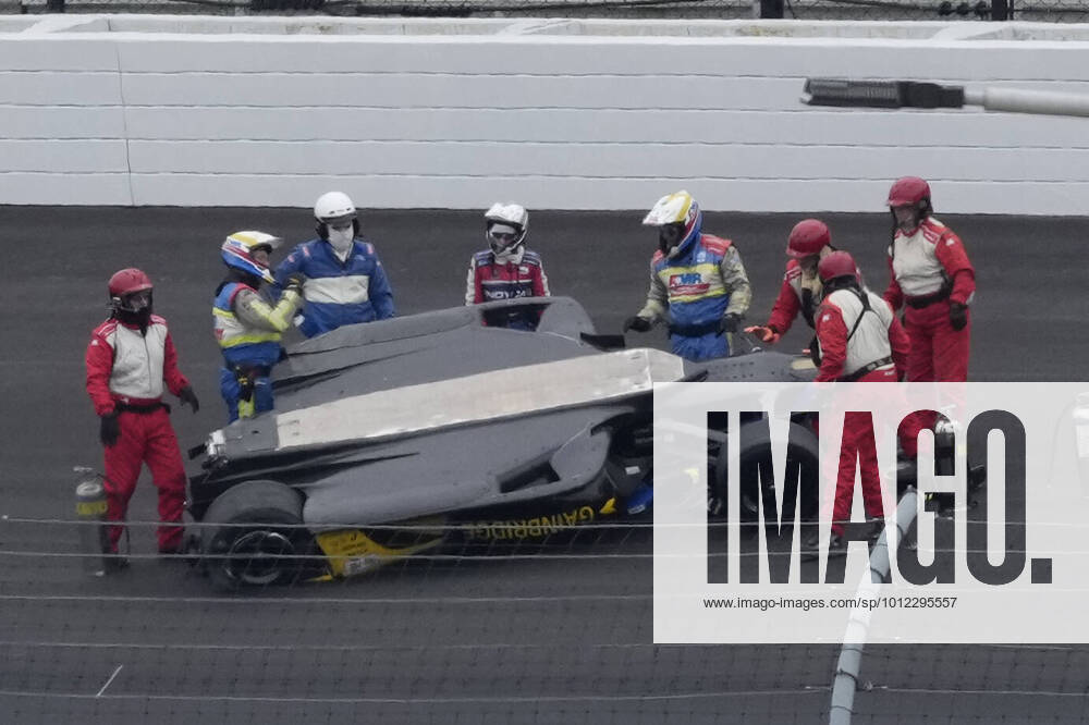 KW21 INDIANAPOLIS, IN - MAY 28: Emergency crew members tend to the wrecked car of NTT Indy Car driver Colton Herta (28) that came to rest in turn two during Carb Day for the 106th running of the Indianapolis 500 at the Indianapolis Motor Speedway. (Photo by Brian Spurlock Icon Sportswire) AUTO: MAY 28 IndyCar, Indy Car, IRL, USA - The 106th Indianapolis 500 Carb Day Icon220527001