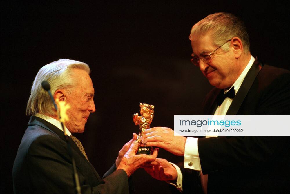 1 Berlinale: Kirk Douglas bekommt Goldenen Ehrenbären für sein Lebenswerk, Schauspieler, Berliner Internationale Filmfestspiele, Filmfest, Hommage, Auszeichnung, Altstar, Hollywoodstar, Filmstar, Filmschauspieler, Hollywoodschauspieler, Star, Legende, Portrait, Moritz de Hadeln überreicht den Bären, Goldener Bär, Bär, Gold, Berlin Deutschland, Germany
