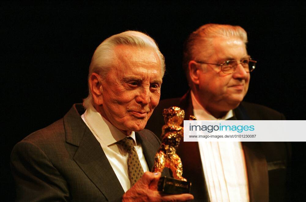 1 Berlinale: Kirk Douglas bekommt Goldenen Ehrenbären für sein Lebenswerk, Schauspieler, Berliner Internationale Filmfestspiele, Filmfest, Hommage, Auszeichnung, Altstar, Hollywoodstar, Filmstar, Filmschauspieler, Hollywoodschauspieler, Star, Legende, Portrait, daneben Moritz de Hadeln, Goldener Bär, Bär, Gold, Berlin Deutschland, Germany
