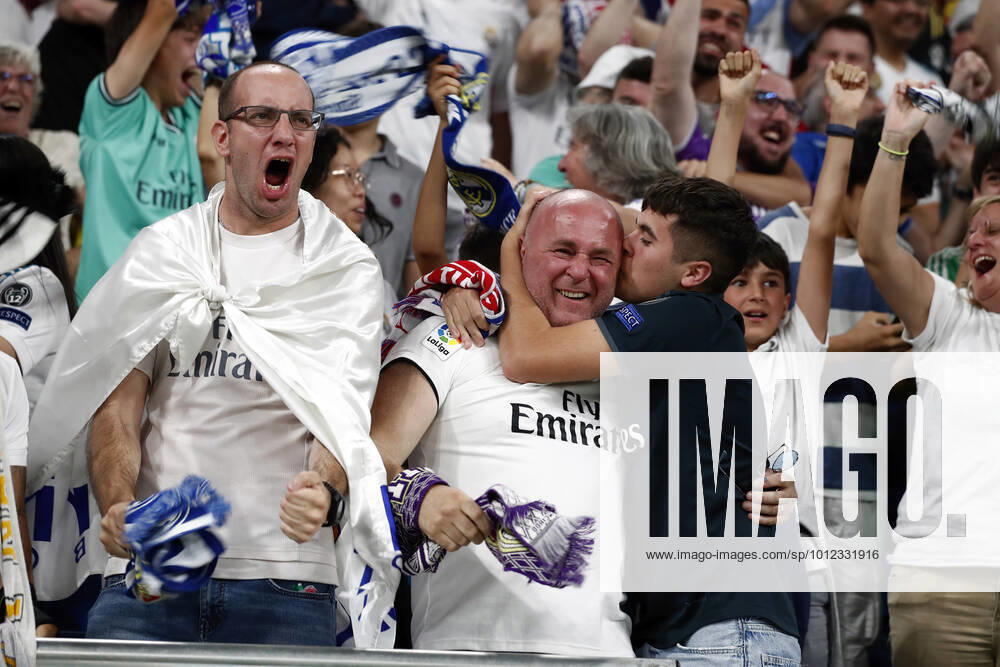 Final de la Liga de Campeones entre el Real Madrid y el Liverpool. En la imagen, la aficion del Real Madrid celebra el gol. Champions League match between Real Madrid and Liverpool. In this picture, Real Madrid fans celebrate the goal. FOTO:A.xGARCIA