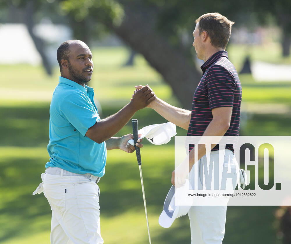 FORT WORTH, TX - MAY 28, 2022 - Harold Varner III, left, shakes hands with Jordan Spieth after finishing the third round of the 2022 Charles Schwab Challenge PGA, Golf Herren at Colonial Country Club in Fort Worth, Texas Fort Worth USA - ZUMAsc5_ 20220528_zaf_sc5_041