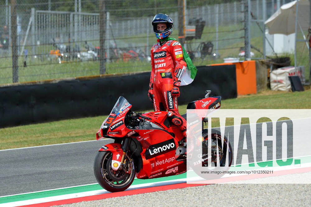 Scarperia (FI, Italy: Scarperia (FI), Italy, Mugello Circuit, May 29, 2022, Francesco Bagnaia Team Ducati winner in Moto Gp with Italy flag during Gran Premio dÃ¢â‚¬â ¢Italia Oakley Race - MotoGP World Championship, WM, Weltmeisterschaft MotoGP World Championship - Gran Premio dItalia Oakley Race, Scarperia (FI), Italy - ZUMAl164 20220529_zsa_l164_116