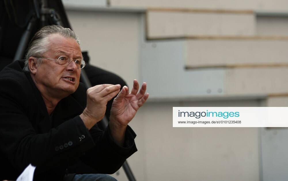 83 Frank Castorf, Regisseur gestikuliert, gestikulieren, Medea in der Berliner Volksbuehne, Regie, Fotoprobe, Agora, Theater, Berlin Deutschland, Germany