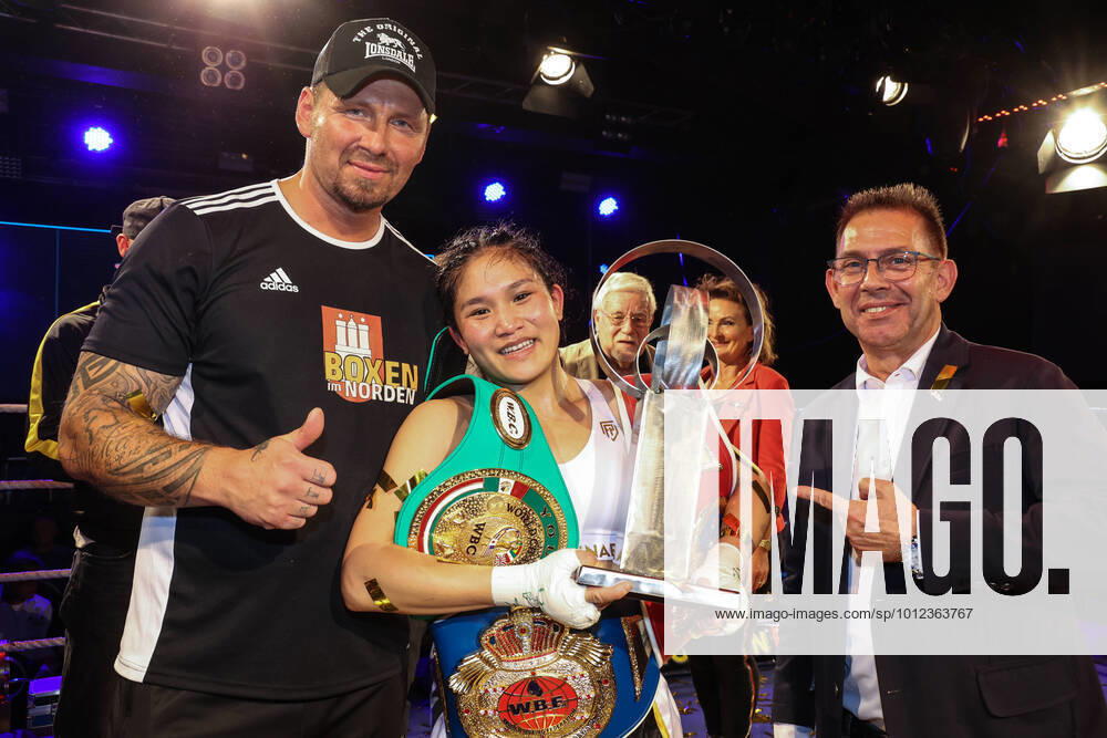 KW22 Boxen: Boxen im Norden, Hamburg, 29.05.2022 WBC-Junioren WM, WBF- und WIBF-Weltmeisterschaft: Crystal Garcia Nova (DOM, l.) - Fai Phannarai (GER) Hamburg Germany