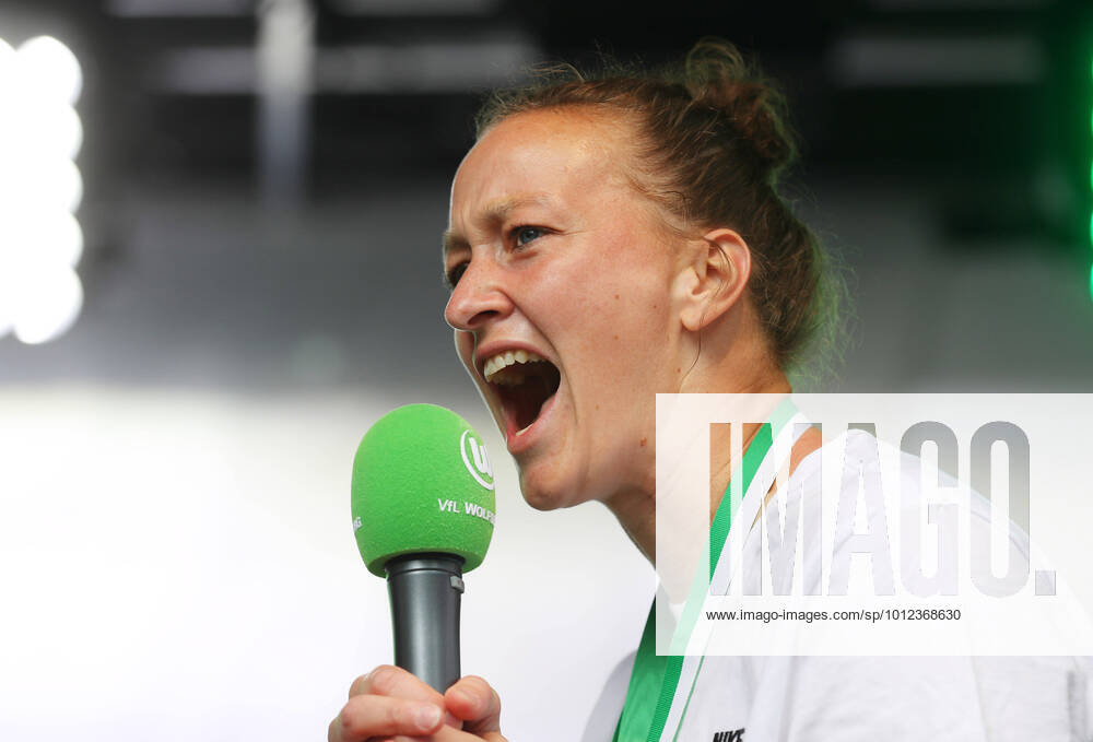 KW21 VfL Wolfsburg Frauen, Rathausempfang Wolfsburg, Der deutsche Frauenfußballmeister VfL Wolfsburg und DFB-Pokalsieger 2022 ist auf einer Bühne vor dem Rathaus in Wolfsburg am 29.05.20022 empfangen worden. Torfrau Almuth Schult (VfL Wolfsburg) Wolfsburg