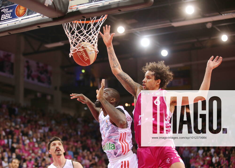 Michael Kessens Telekom Baskets Bonn vs. Othello Hunter FC Bayern München easyCredit BBL 1. Bundesliga , Saison 2021 2022 , Playoffs, Halblfinale Spiel 2