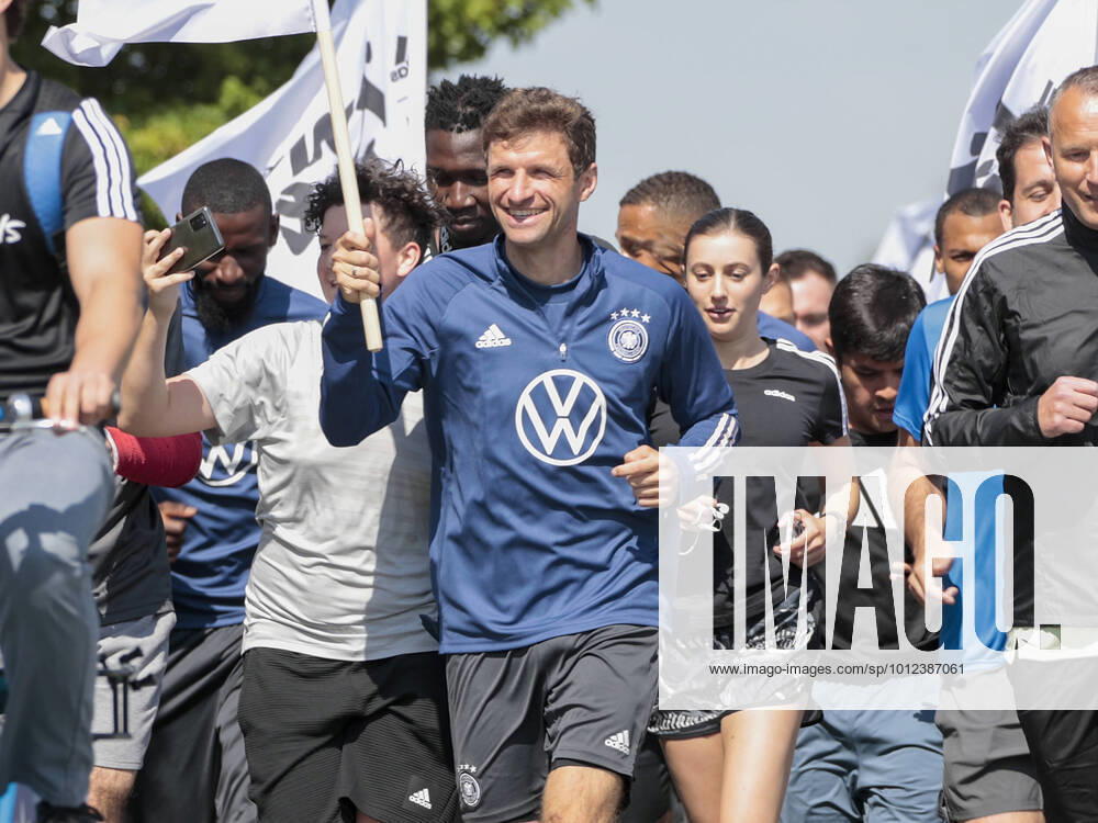 Fussball - DFB - Nationalmannschaft Deutschland - Training in Herzogenaurach - HMB JuBe - Thomas Mueller, Trainingslauf, run of the ocean