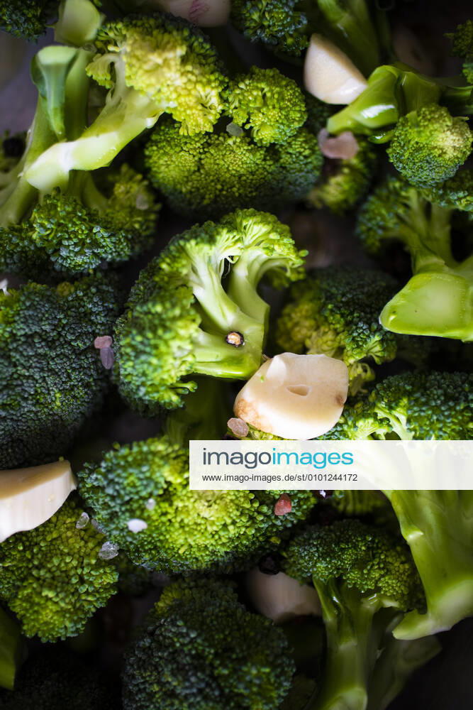 Chopped broccoli with garlic, salt and pepper GIOF08157