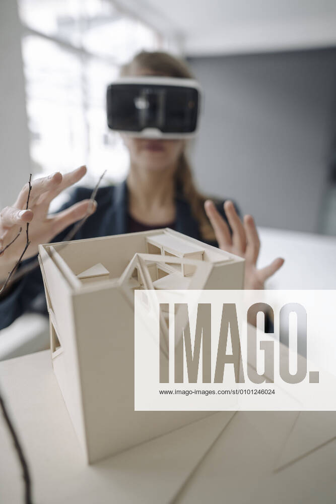 Woman with architectural model wearing VR glasses model released Symbolfoto property released GUSF03510