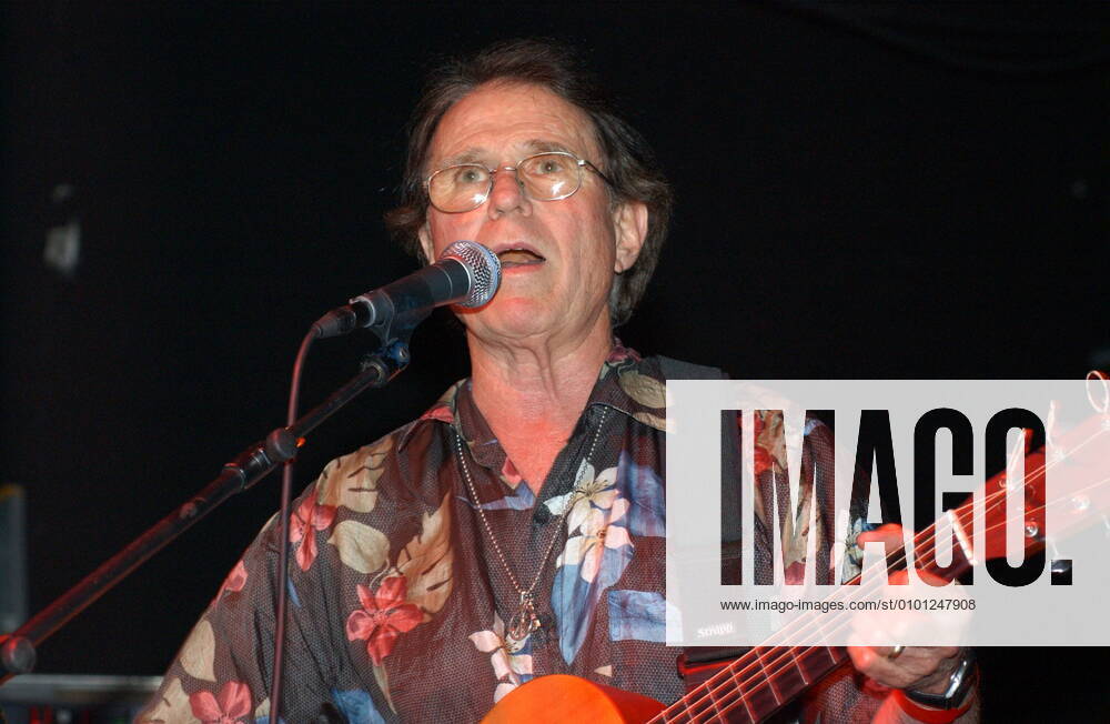 1 Konzert: Country Joe McDonald bei Heroes Of Woodstock im Berliner ColumbiaClub, Singer Songwriter, Liedermacher, Sänger, Musik, quer, halbtotale, medium, horizontal, Berlin Deutschland, Germany
