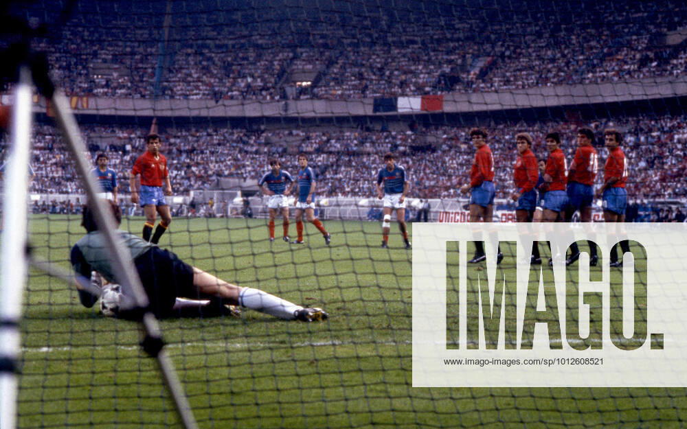 Michel PLATINI (FRA, 4.v.r.) erzielt per Freistoss das Tor zum 1:0; der Ball rutscht unter Torhueter, Torwart Luis Miguel ARCONADA (ESP) durch; Fussball Europameisterschaft EURO 1984 in Frankreich, Finale Frankreich (FRA) - Spanien (ESP) 2 : 0 , am 27.06.1984 in Paris