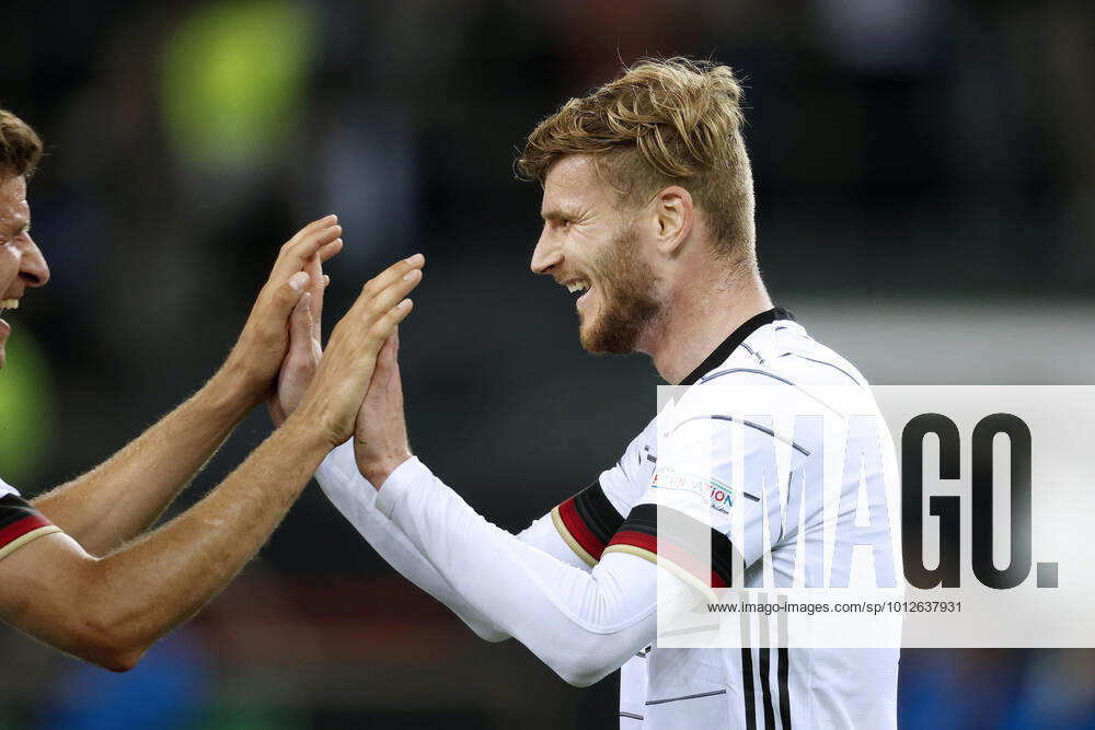 Mönchengladbach, Deutschland, UEFA Nations League, Deutschland : Italien 5-2 im Borussia Park Stadion in Mönchengladbach am 14.06.2022 Timo WERNER (GER) re.- freut sich über seinen Treffer zum 4-0 mit Thomas MÜLLER (MUELLER) GER li.-