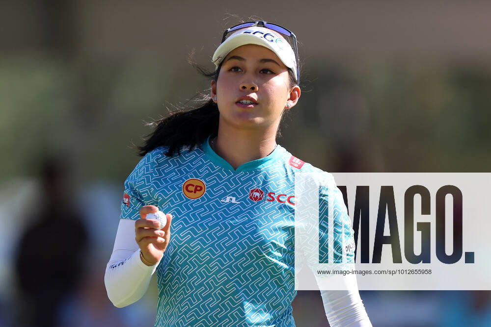 Meijer LPGA, Golf Damen Classic Atthaya Thitikul of Thailand acknowledges the gallery on the 18th green during the first round of the Meijer LPGA Classic for Simply Give golf tournament at Blythefield Country Club in Belmont, MI, USA Thursday, June 16, 2022. Belmont Michigan United States
