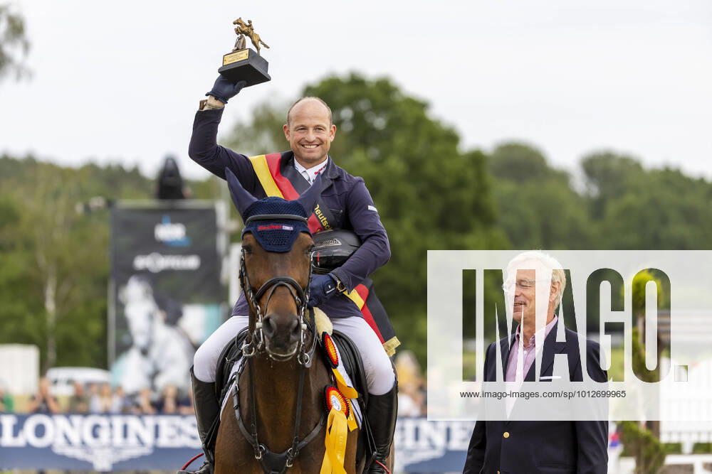 KW24 LUHMÜHLEN - Longines Luhmühlen Horse Trail 2022, LUHMÜHLEN - Longines Luhmühlen Horse Trail 2022 JUNG Michael (GER), Highlighter, SPETHMANN Michael (Sponsor) Siegerehrung Prize giving ceremony CCI4*-S Meßmer Trophy mit Deutscher Meisterschaft Luhmühlen, Turniergelände 19. June 2022 -