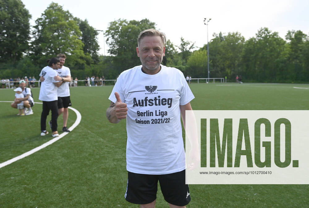 KW24 Fussball, Landesliga Berlin, Saison 2021 2022, Relegation zur Berlin-Liga (Rückspiel), Stern Britz - BFC Preussen, der BFC Preussen bejubelt den Aufstieg in die Berlin-Liga, Trainer Thomas Häßler (BFC Preussen), 19.06. 2022,