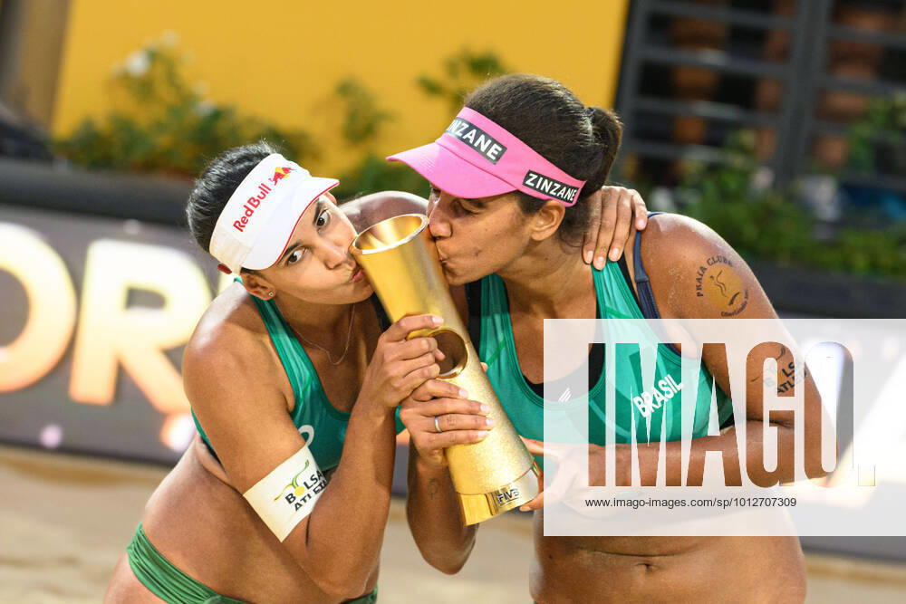 KW24 Beachvolleyball, WM in Rom, Damen, Finale, Weltmeisterinnen Eduarda Santos Lisboa Ana Patricia Silva Beach-Volleyball Weltmeisterschaft, Rom, 19.06.2022 Eduarda Santos Lisboa (Duda, BRA), Ana Patricia Silva Ramos (BRA) Worldchampions 2022; Beach-Volleyball Weltmeisterschaft, Rom am 19.06.2022