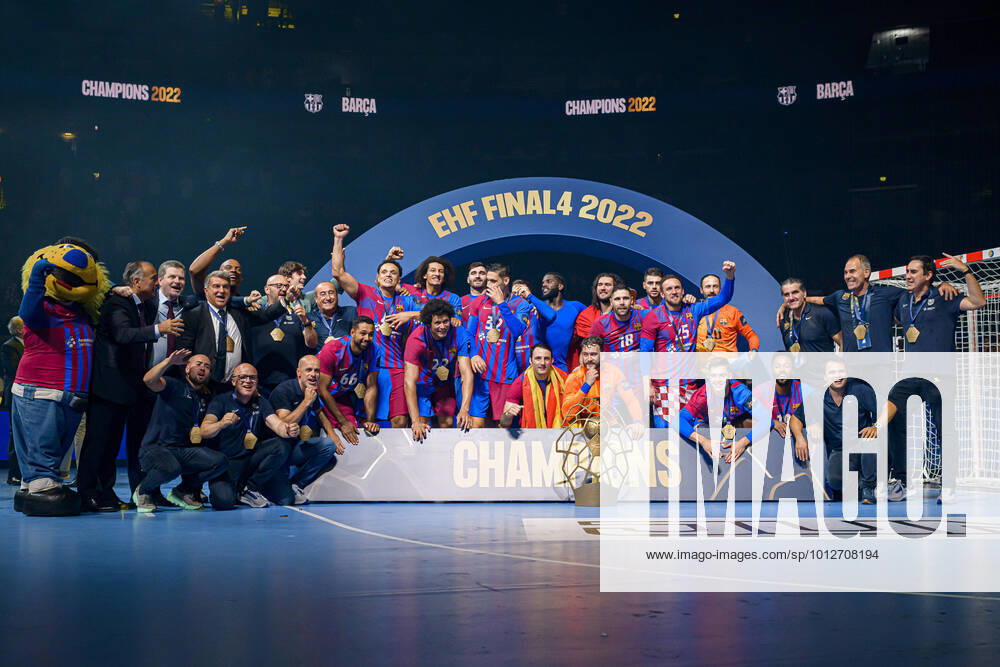 KW24 Koeln, Deutschland 19. Juni 2022: Handball EHF CL Final4 - 21 22 - Finale - Barca vs. Lomza Vive Kielce die Mannschaft von Barca, Siegerfoto, Gruppenbild, Schlussjubel Schlußjubel Emotion Freude Koeln Lanxess Arena Nordrhein-Westfalen Deutschland