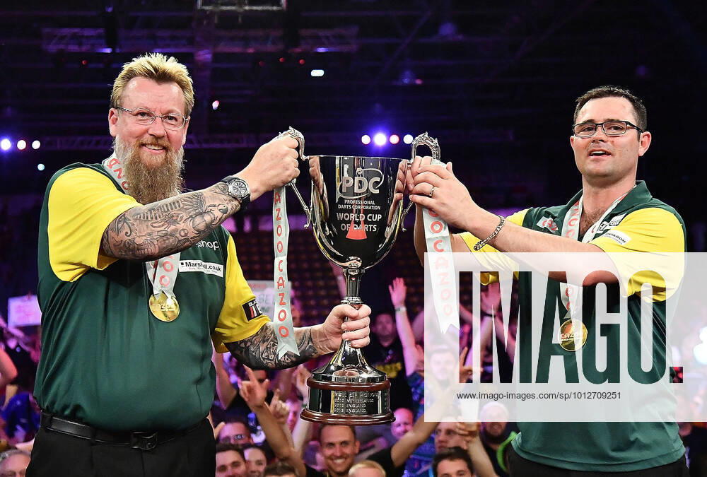 Dart Cazoo World Cup of Darts 2022,, v.l. Simon Whitlock (Australien), Damon Heta (Australien) Siegerehrung, Pokal Frankfurt am Main