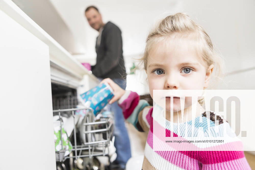 Daughter clearing the dishwasher model released Symbolfoto property released SDAHF00761