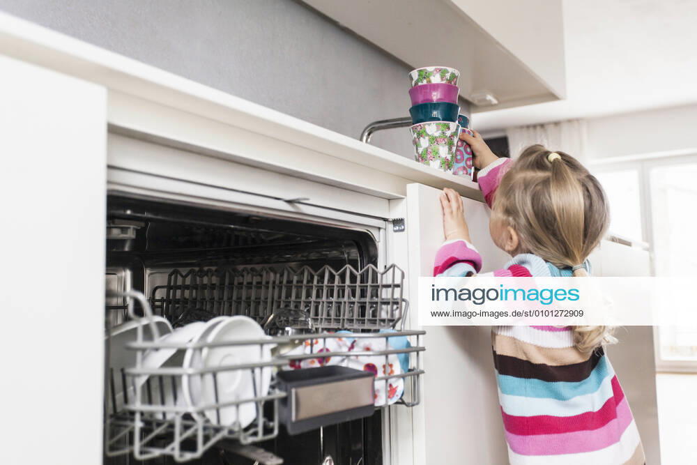 Daughter clearing the dishwasher model released Symbolfoto property released SDAHF00770