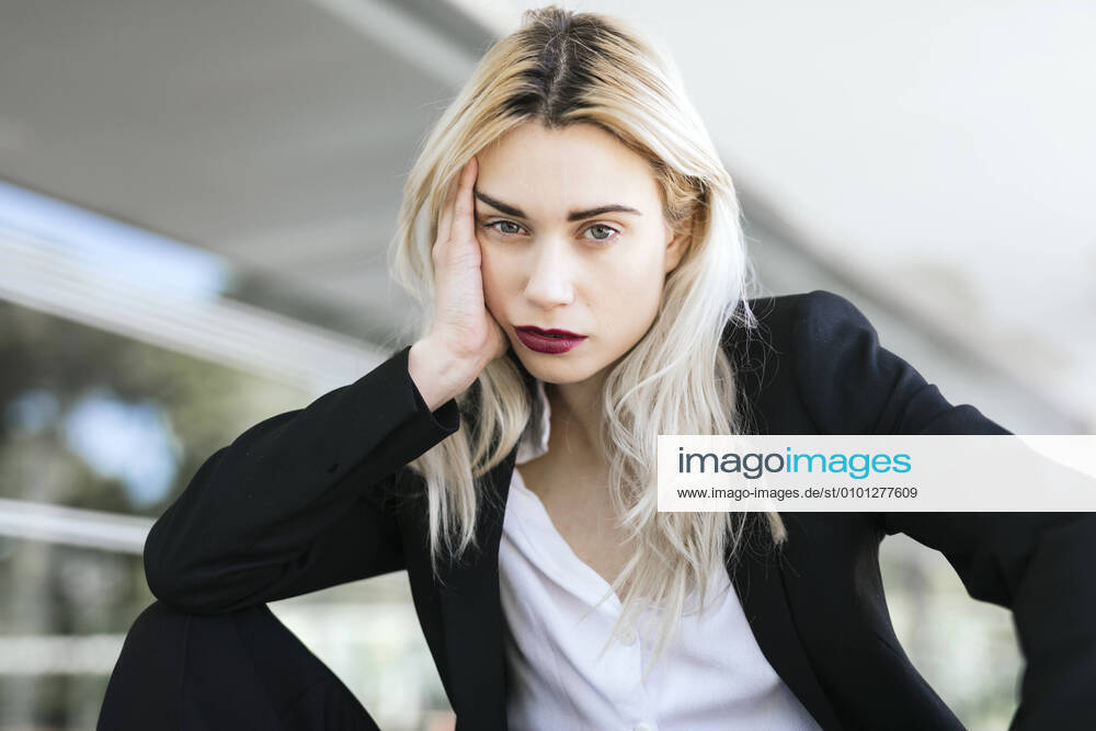Portrait of young businesswoman with dyed blond hair wearing black pantsuit model released Symbolfoto TCEF00579